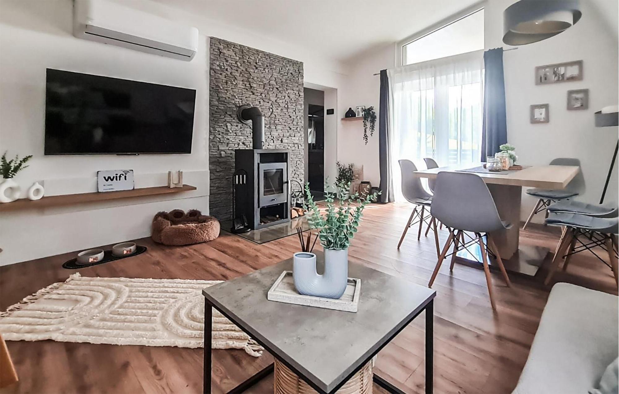 Nice Home In Karlovac With Wifi Extérieur photo